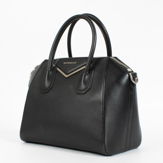 Shop the authentic Givenchy Black Small Antigona Bag second hand on Labellov.com.