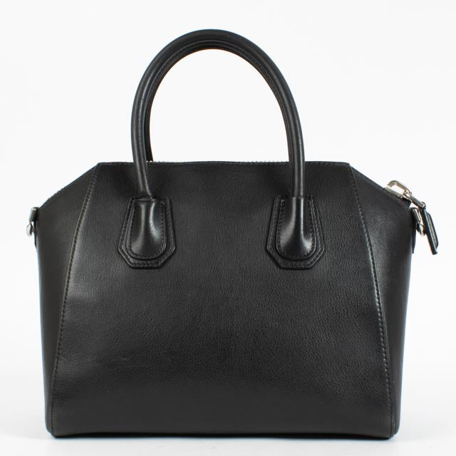Shop the authentic Givenchy Black Small Antigona Bag second hand on Labellov.com.