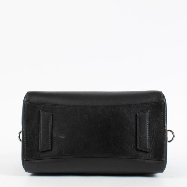 Shop the authentic Givenchy Black Small Antigona Bag second hand on Labellov.com.