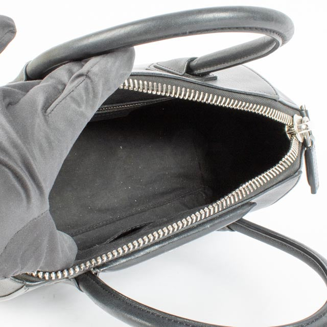 Shop the authentic Givenchy Black Small Antigona Bag second hand on Labellov.com.