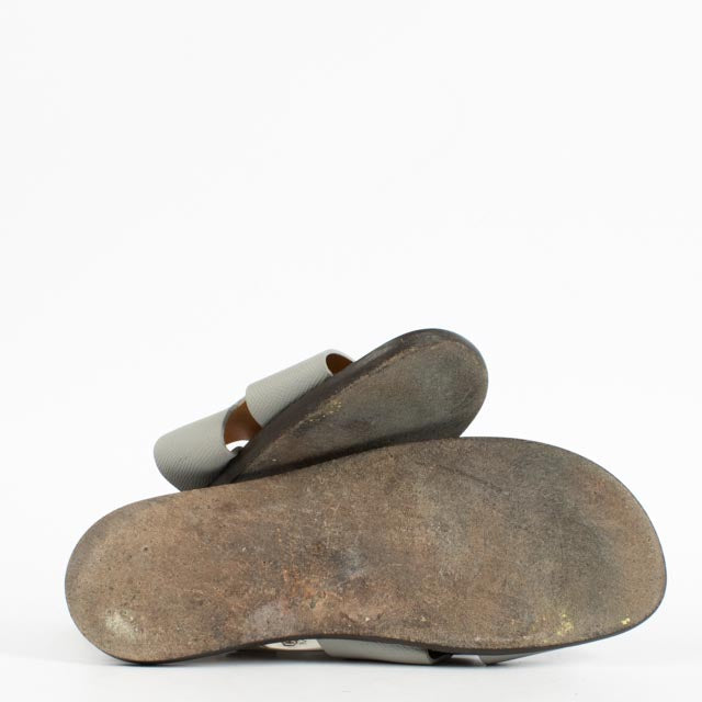 Shop the authentic Hermès Grey Izmir Sandals Size 44 second hand on Labellov.com.