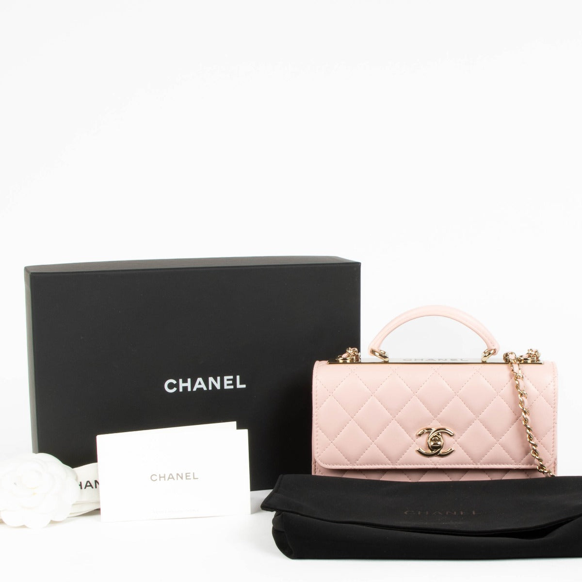 Portefeuille sur chaîne Chanel Trendy CC en agneau rose pâle