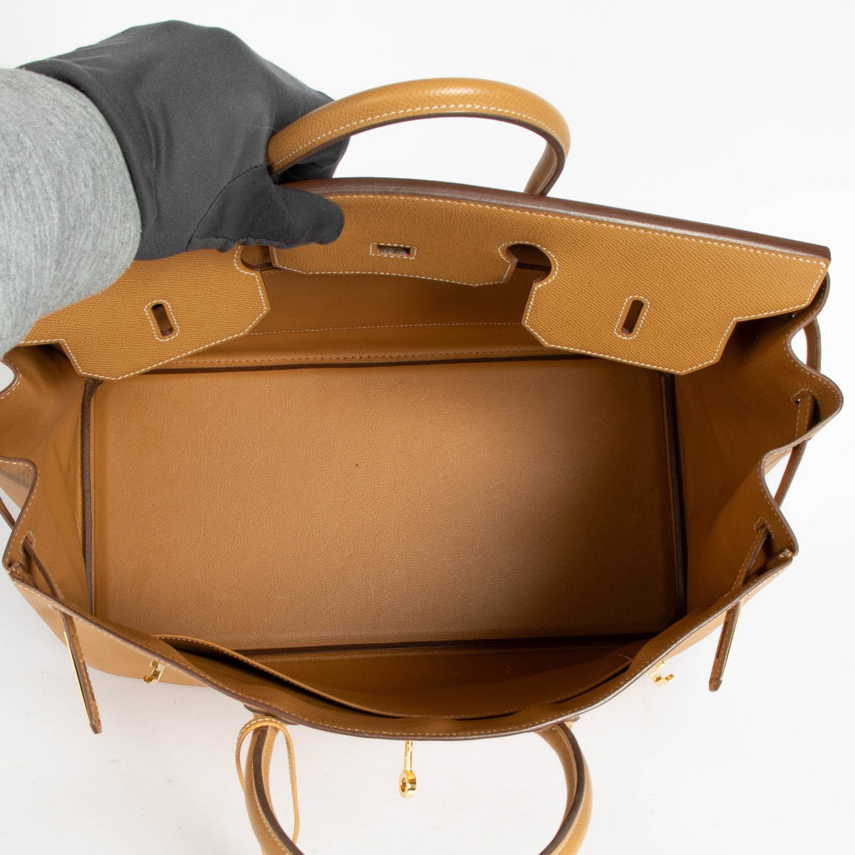 Shop safe online at Labellov in Antwerp, Brussels and Knokke this 100% authentic second hand Hermès Naturel Epsom Birkin 40 GHW. Veilig online tweedehands authentieke Hermès Naturel Epsom Birkin 40 GHW handtas kopen bij Labellov.