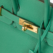 Shop safe online Labellov in Antwerp, Brussels and Knokke this 100 Hermès Birkin 25 Vert Vertigo Togo GHW. Veilig online tweedehands authentieke Hermès Birkin 25 Vert Vertigo Togo GHW kopen bij Labellov.