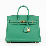 Shop safe online Labellov in Antwerp, Brussels and Knokke this 100 Hermès Birkin 25 Vert Vertigo Togo GHW. Veilig online tweedehands authentieke Hermès Birkin 25 Vert Vertigo Togo GHW kopen bij Labellov.