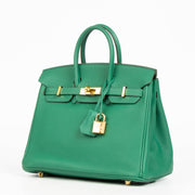 Shop safe online Labellov in Antwerp, Brussels and Knokke this 100 Hermès Birkin 25 Vert Vertigo Togo GHW. Veilig online tweedehands authentieke Hermès Birkin 25 Vert Vertigo Togo GHW kopen bij Labellov.