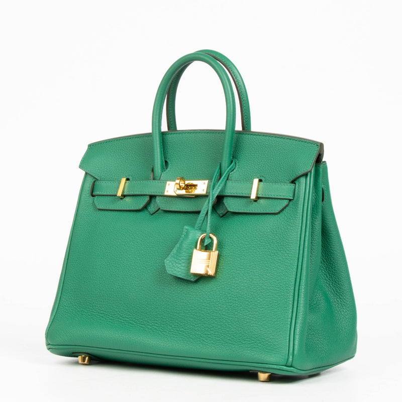 Shop safe online Labellov in Antwerp, Brussels and Knokke this 100 Hermès Birkin 25 Vert Vertigo Togo GHW. Veilig online tweedehands authentieke Hermès Birkin 25 Vert Vertigo Togo GHW kopen bij Labellov.