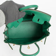 Shop safe online Labellov in Antwerp, Brussels and Knokke this 100 Hermès Birkin 25 Vert Vertigo Togo GHW. Veilig online tweedehands authentieke Hermès Birkin 25 Vert Vertigo Togo GHW kopen bij Labellov.