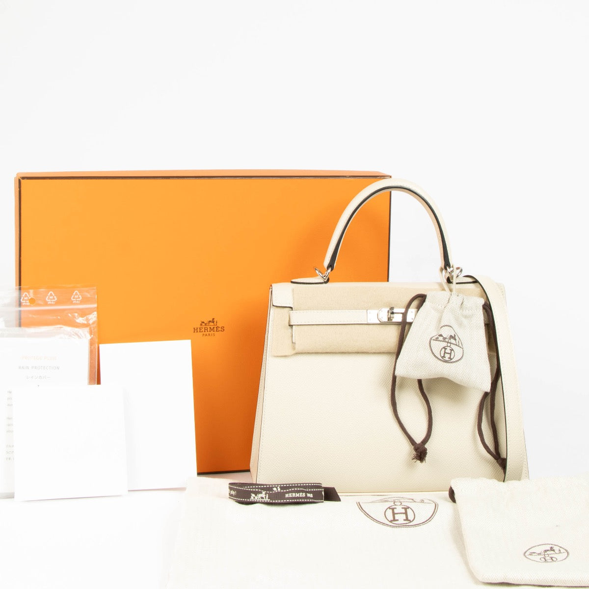Authentic second hand luxury designer Hermès HSS Kelly 25 Craie/Black Epsom Palladium Hardware on www.labellov.com