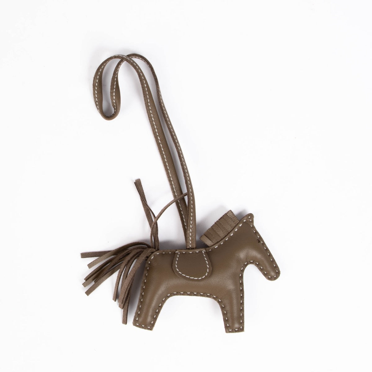 Shop safe online at Labellov in Antwerp, Brussels and Knokke this 100% authentic second hand Hermès Etoupe Milo Lambskin Rodeo PM Bag Charm