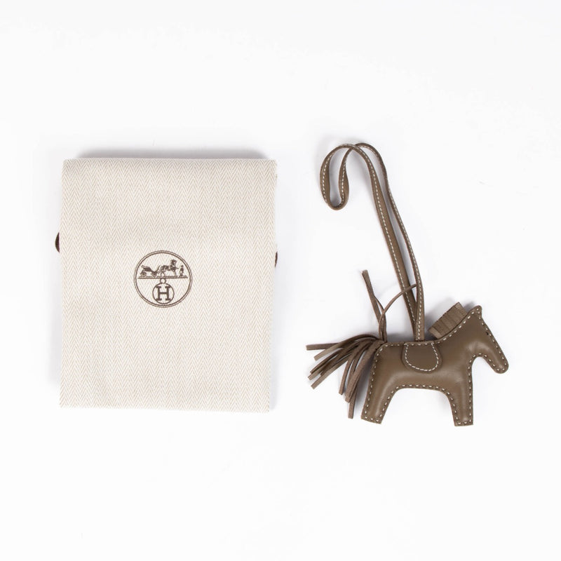 Shop safe online at Labellov in Antwerp, Brussels and Knokke this 100% authentic second hand Hermès Etoupe Milo Lambskin Rodeo PM Bag Charm