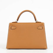 Shop safe online at Labellov in Antwerp, Brussels and Knokke these 100% authentic second hand Hermès Kelly Mini II Gold Epsom PHW. Veilig online tweedehands authentieke Hermès Kelly Mini II Gold Epsom PHW kopen bij Labellov