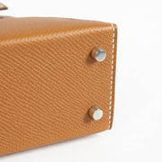 Shop safe online at Labellov in Antwerp, Brussels and Knokke these 100% authentic second hand Hermès Kelly Mini II Gold Epsom PHW. Veilig online tweedehands authentieke Hermès Kelly Mini II Gold Epsom PHW kopen bij Labellov