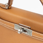 Shop safe online at Labellov in Antwerp, Brussels and Knokke these 100% authentic second hand Hermès Kelly Mini II Gold Epsom PHW. Veilig online tweedehands authentieke Hermès Kelly Mini II Gold Epsom PHW kopen bij Labellov