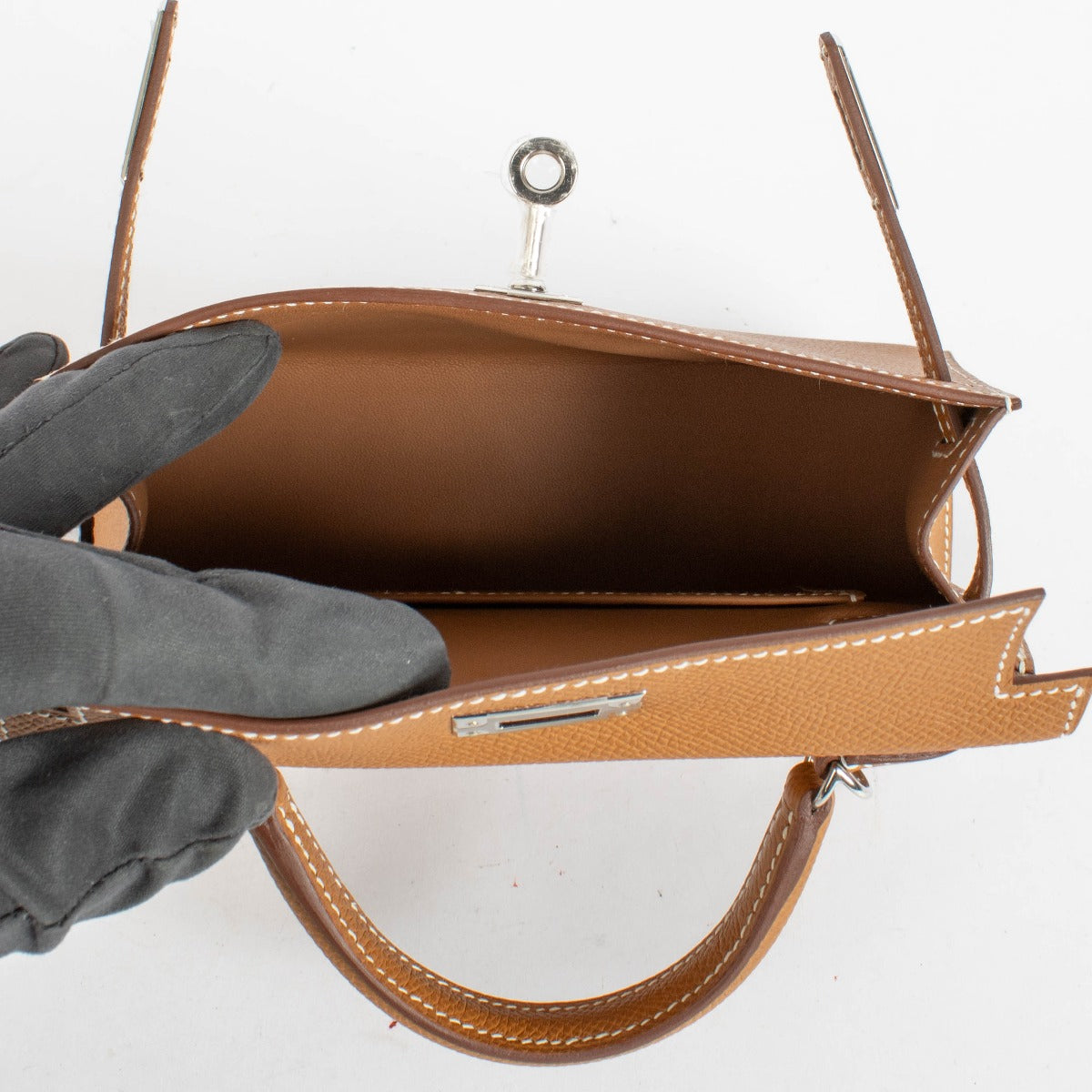 Shop safe online at Labellov in Antwerp, Brussels and Knokke these 100% authentic second hand Hermès Kelly Mini II Gold Epsom PHW. Veilig online tweedehands authentieke Hermès Kelly Mini II Gold Epsom PHW kopen bij Labellov