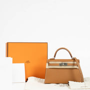 Shop safe online at Labellov in Antwerp, Brussels and Knokke these 100% authentic second hand Hermès Kelly Mini II Gold Epsom PHW. Veilig online tweedehands authentieke Hermès Kelly Mini II Gold Epsom PHW kopen bij Labellov