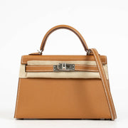 Shop safe online at Labellov in Antwerp, Brussels and Knokke these 100% authentic second hand Hermès Kelly Mini II Gold Epsom PHW. Veilig online tweedehands authentieke Hermès Kelly Mini II Gold Epsom PHW kopen bij Labellov