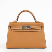 Shop safe online at Labellov in Antwerp, Brussels and Knokke these 100% authentic second hand Hermès Kelly Mini II Gold Epsom PHW. Veilig online tweedehands authentieke Hermès Kelly Mini II Gold Epsom PHW kopen bij Labellov