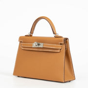 Shop safe online at Labellov in Antwerp, Brussels and Knokke these 100% authentic second hand Hermès Kelly Mini II Gold Epsom PHW. Veilig online tweedehands authentieke Hermès Kelly Mini II Gold Epsom PHW kopen bij Labellov