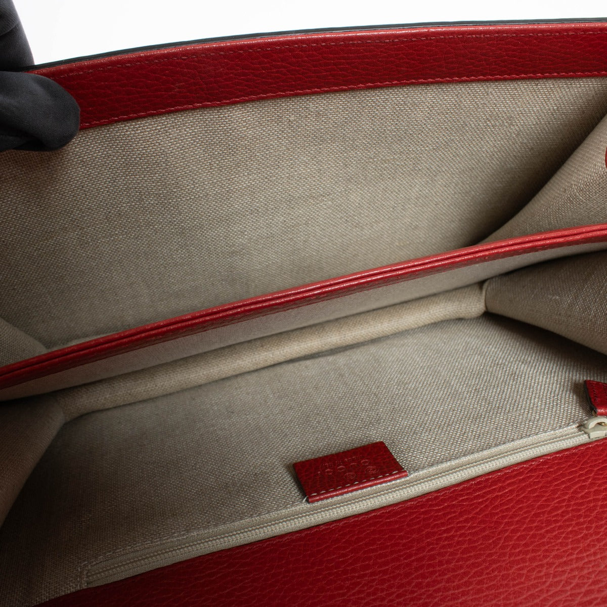 Shop the authentic Gucci Red Medium Interlocking G Bag second hand on Labellov.com