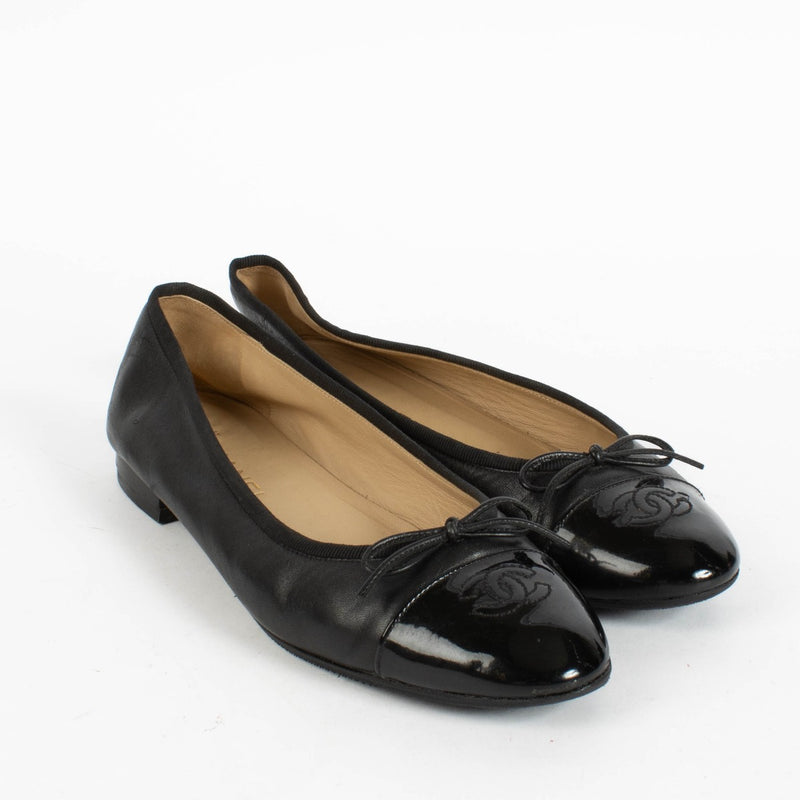 Authentic pre-loved Chanel Black Flats - Size 40.5 on Labellov.com