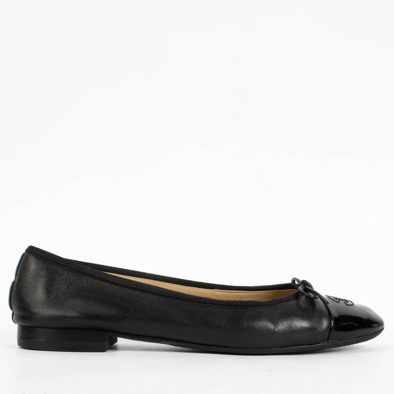 Authentic pre-loved Chanel Black Flats - Size 40.5 on Labellov.com