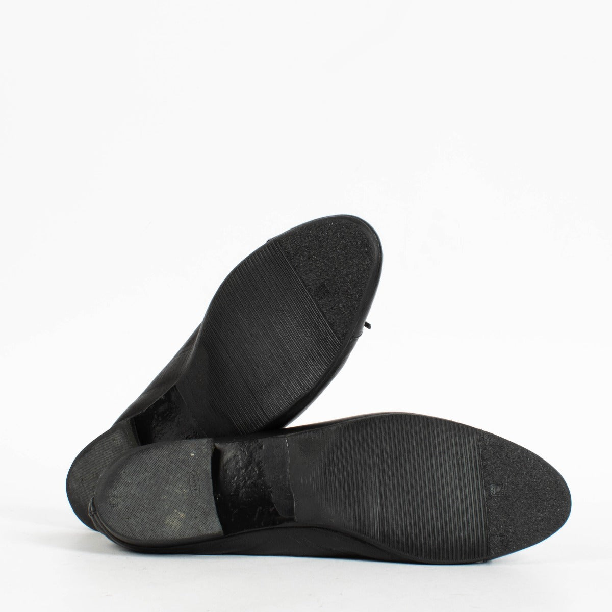 Authentic pre-loved Chanel Black Flats - Size 40.5 on Labellov.com