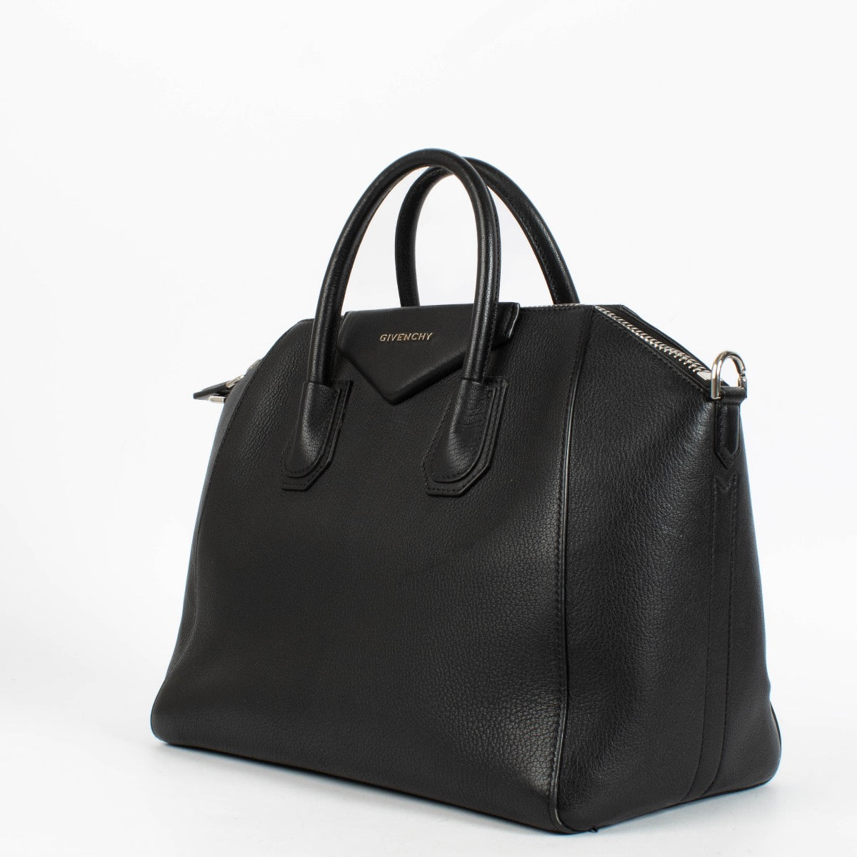 Shop the authentic Givenchy Black Goatskin Medium Antigona Bag second hand on Labellov.com
