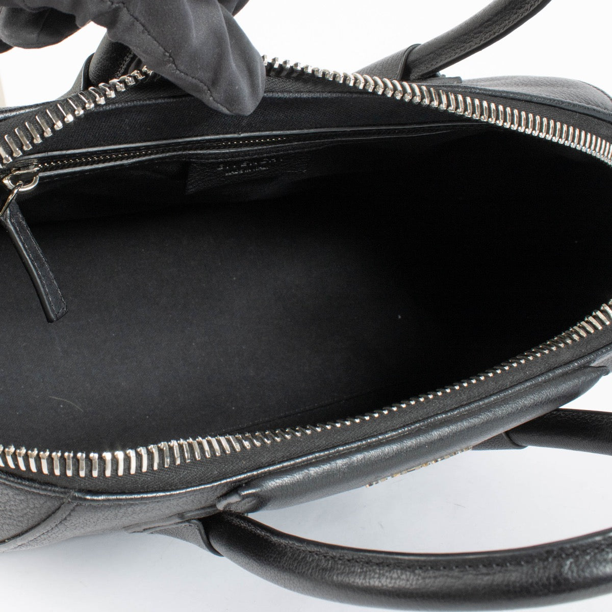 Shop the authentic Givenchy Black Goatskin Medium Antigona Bag second hand on Labellov.com