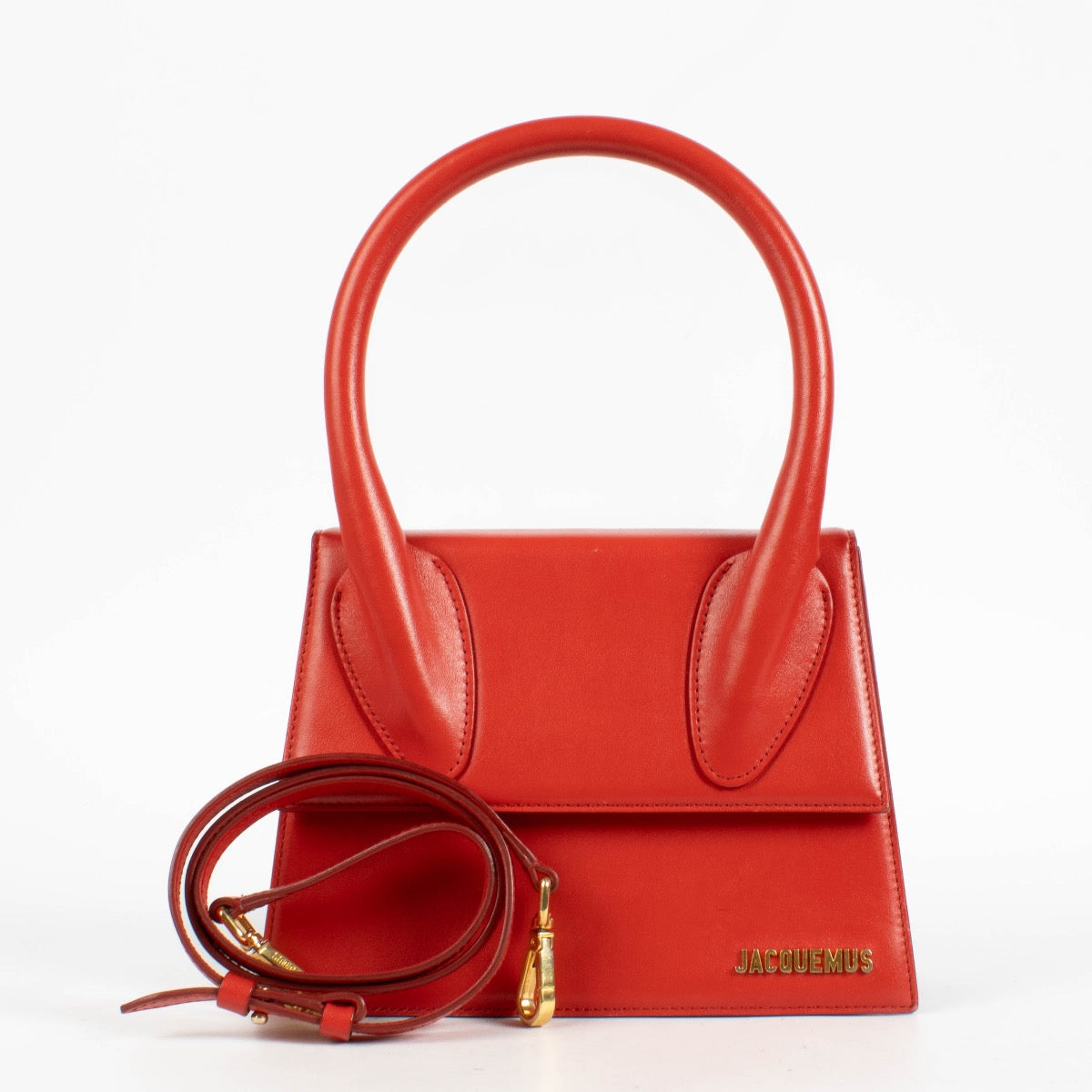 Shop the authentic Jacquemus Red Le Grand Chiquito Bag second hand on Labellov.com.
