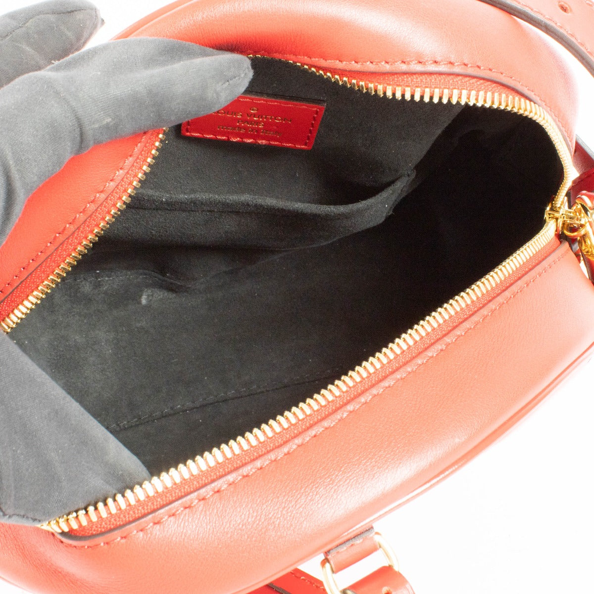 Authentic pre-loved Louis Vuitton Red Monogram Vernis Boite Chapeau MM on Labellov.com