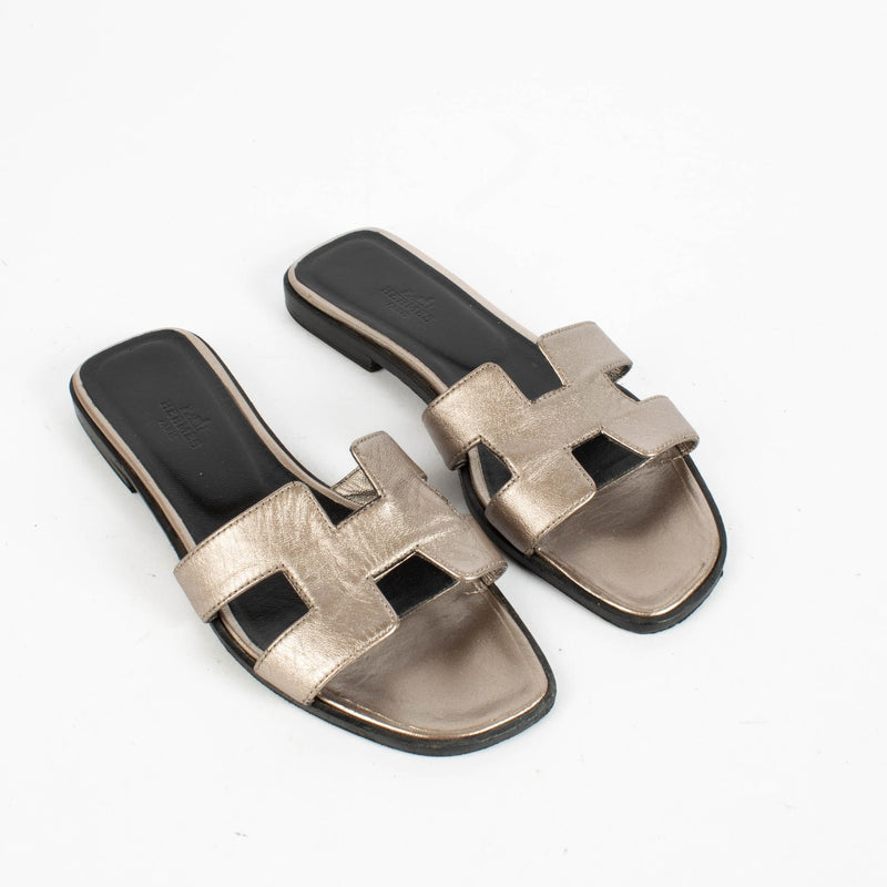 Authentic pre-loved Hermès Silver Calfskin Oran Sandals - Size 37 on Labellov.com