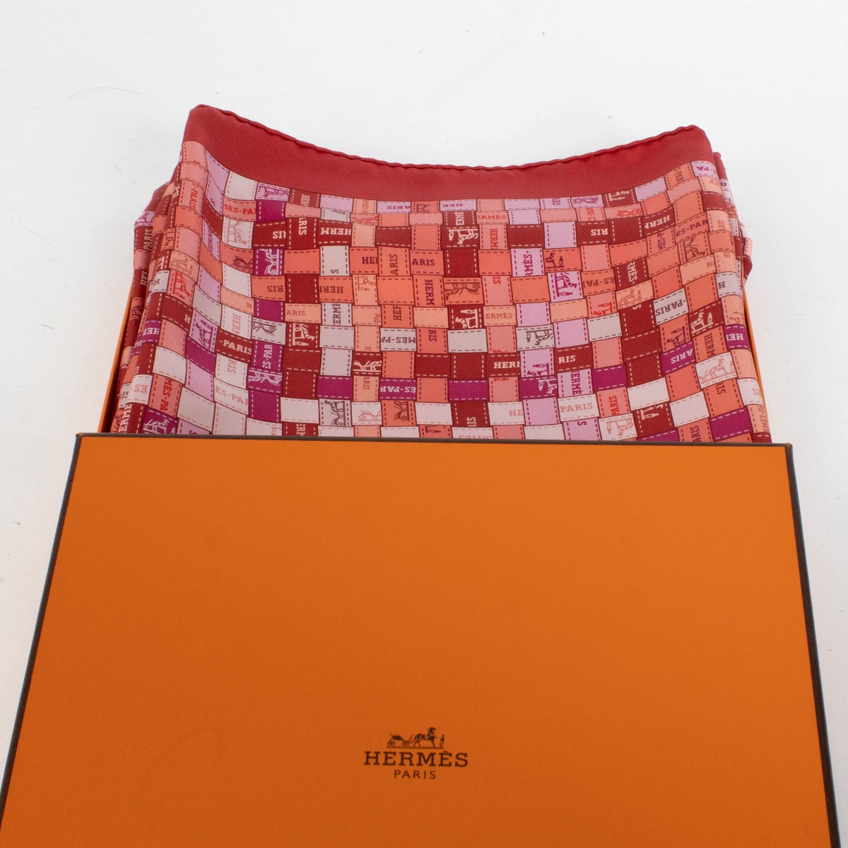 Hermès Red/Pink Silk Bolduc Au Carré 90 Scarf - for the best price at Labellov secondhand luxury in Antwerp and Knokke.