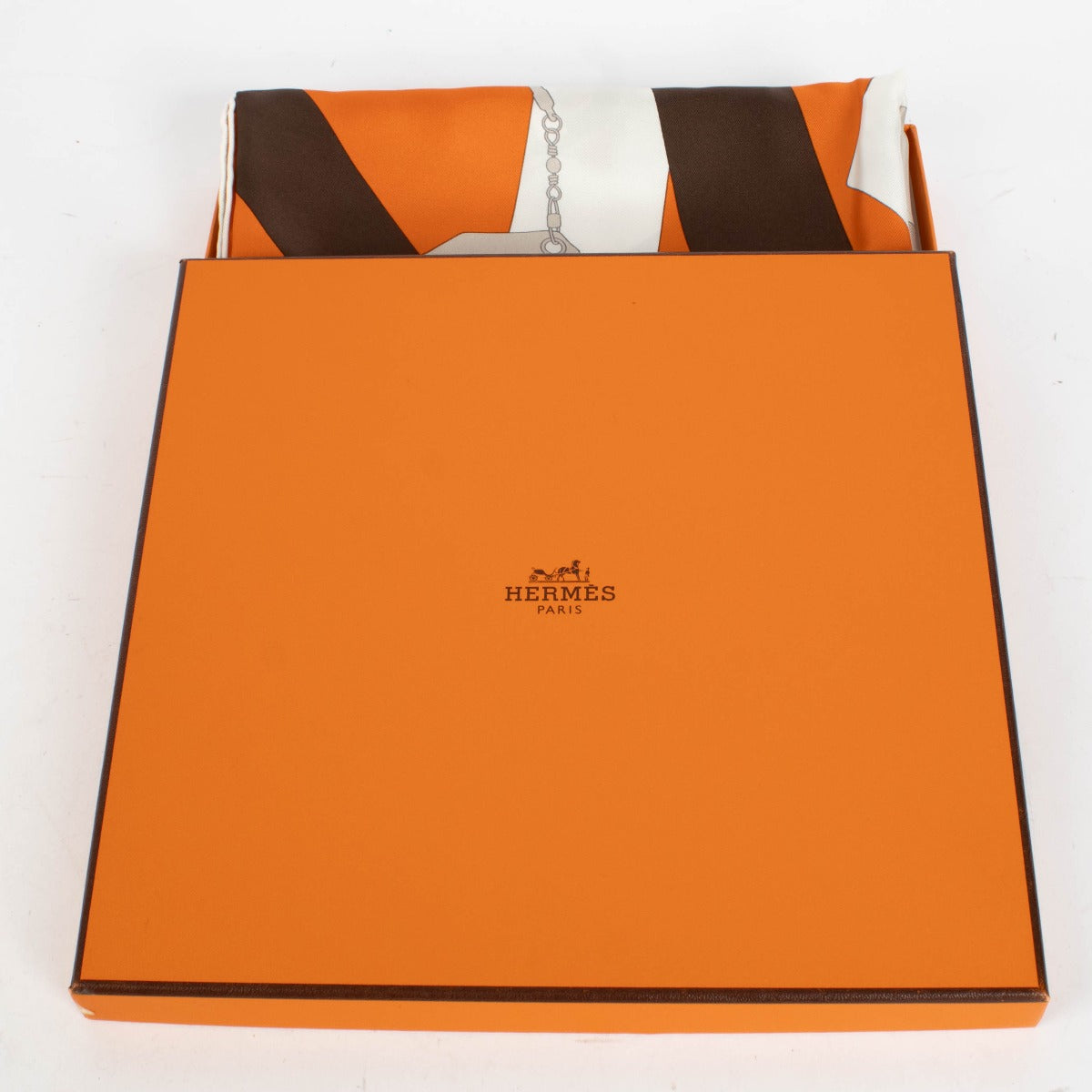 Hermès Orange Silk En Duo Carré 90 Scarf - for the best price at Labellov secondhand luxury in Antwerp and Knokke.