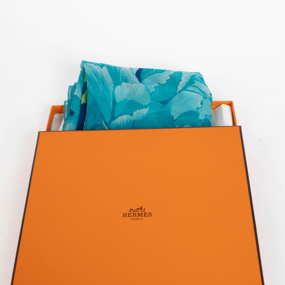Hermès Blue Silk Mousseline Les Pivoines 140 Shawl for the best price at Labellov secondhand luxury in Antwerp and Knokke.