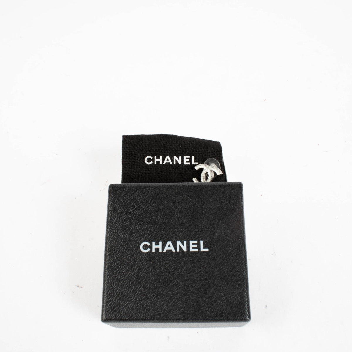 Shop the authentic Chanel 10A Glitter CC Single Earring on Labellov.com.