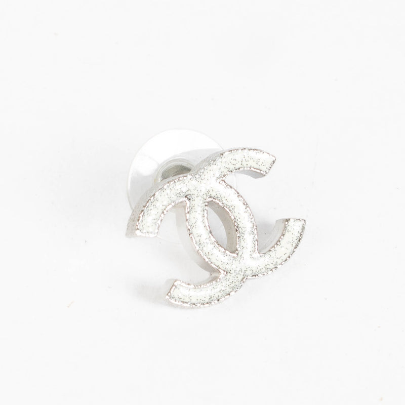 Shop the authentic Chanel 10A Glitter CC Single Earring on Labellov.com.