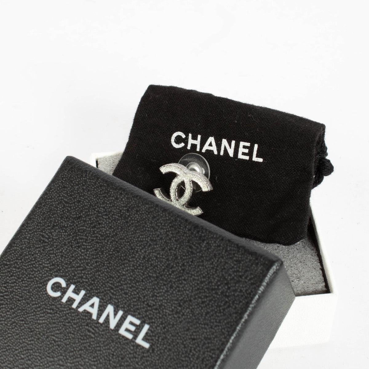 Shop the authentic Chanel 10A Glitter CC Single Earring on Labellov.com.