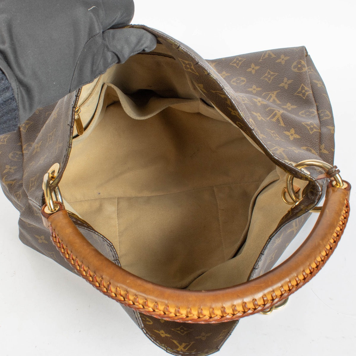Authentic preloved Louis Vuitton Monogram Artsy MM on Labellov.com