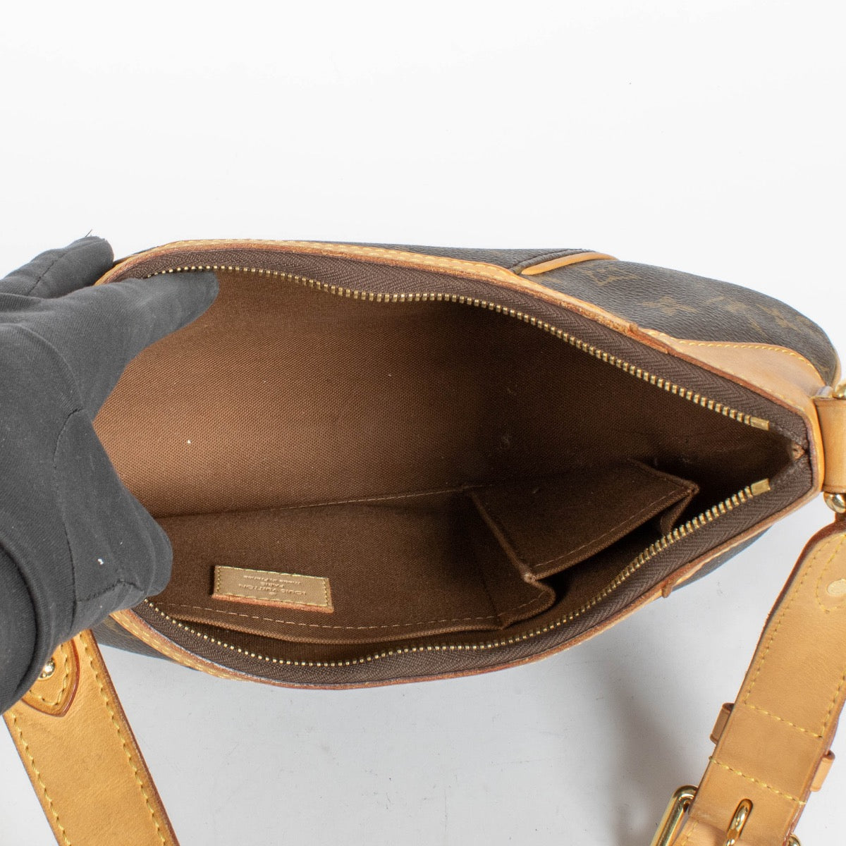Authentic pre-loved Louis Vuitton Monogram Thames PM on Labellov.com