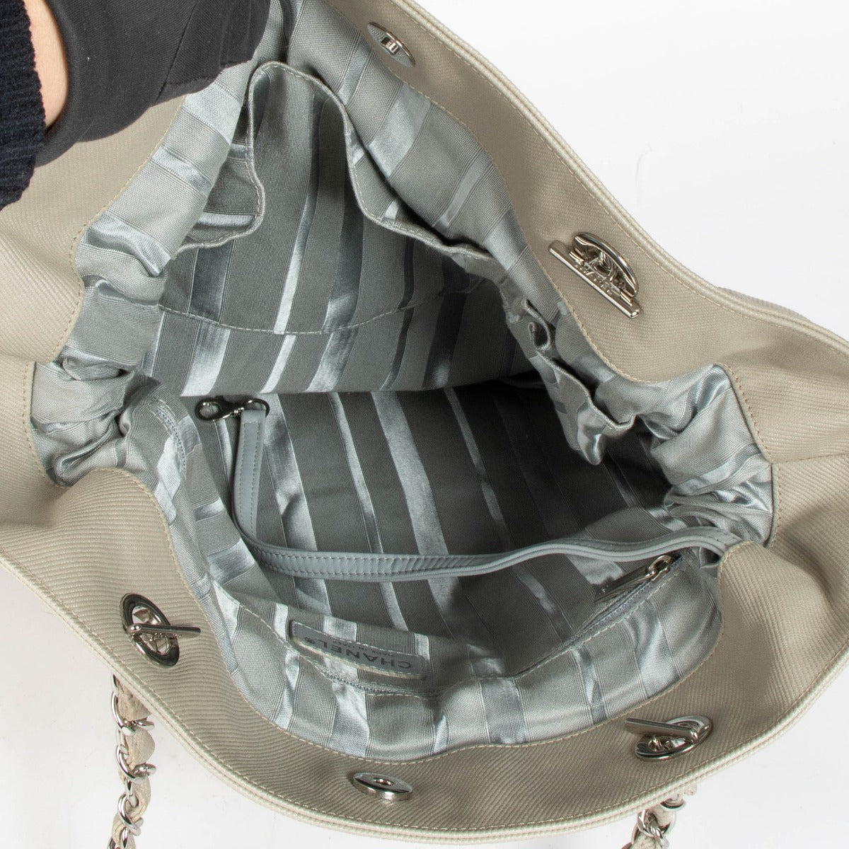 Shop this authentic Chanel '3D' CC Logo Tote Bag pre-loved on Labellov.com