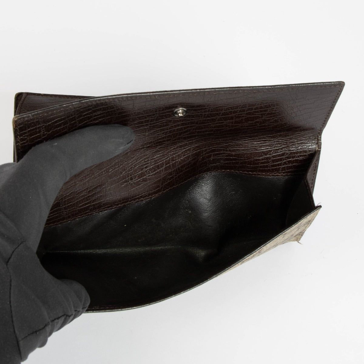 Shop this 100% authentic Gucci Monogram GG Wallet at labellov.com.
