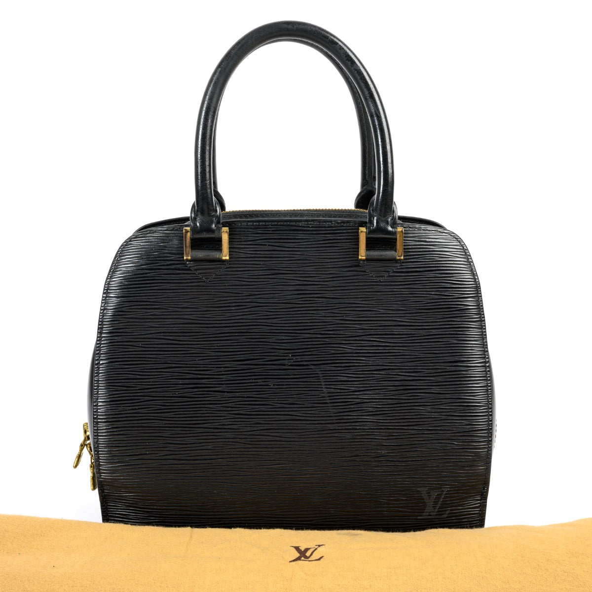 Shop safe online at Labellov in Antwerp this 100% authentic second hand Louis Vuitton Black Epi Top handle