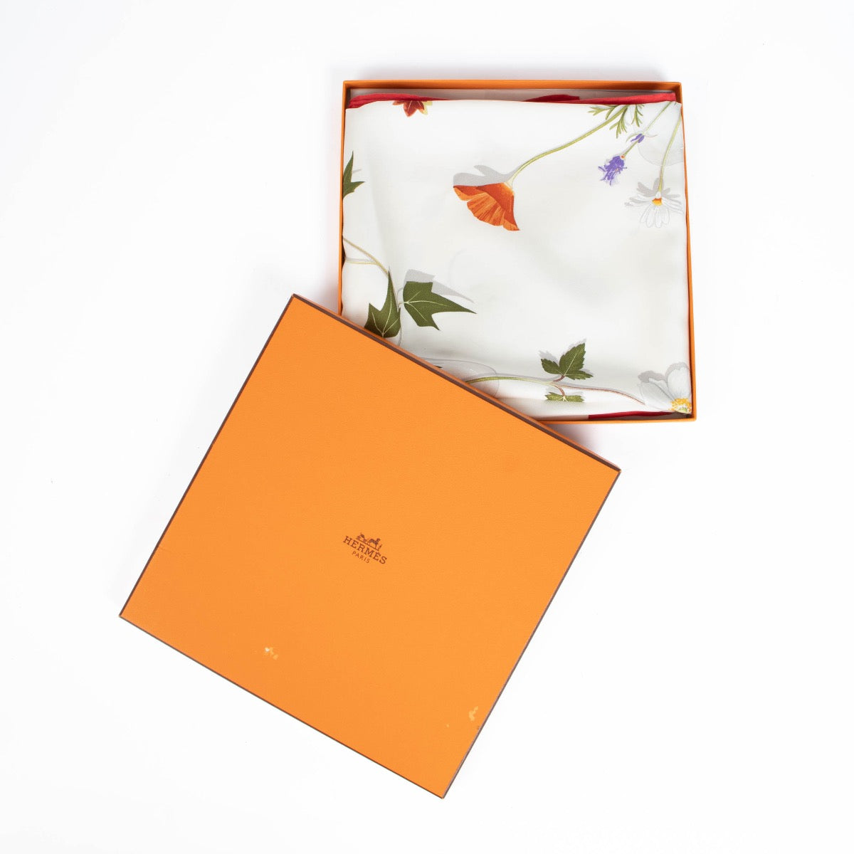 Authentic pre-loved Hermès Des Fleurs Pour Le Dire Carré 90 Silk Scarf on Labellov.com