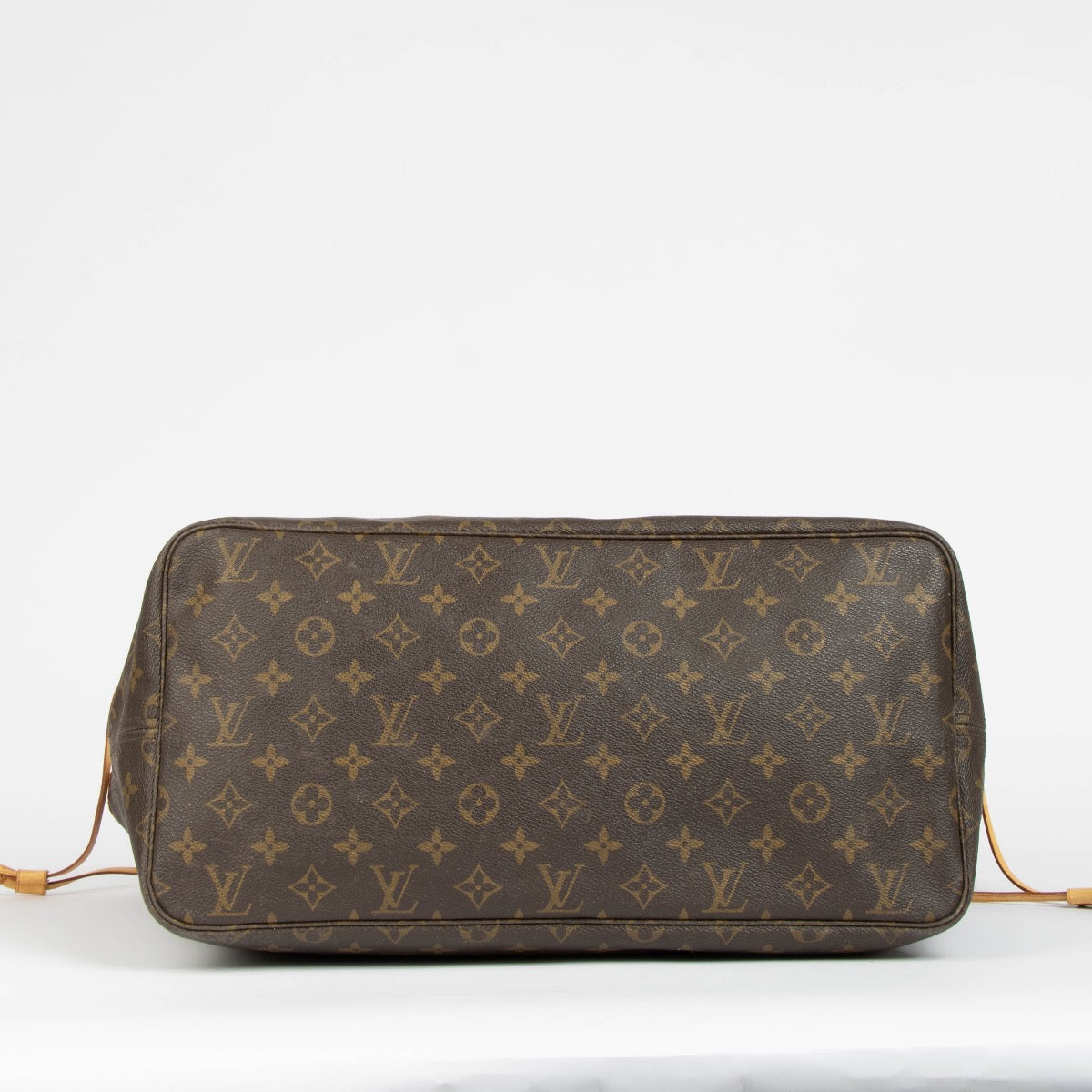 Authentic pre-loved Louis Vuitton Monogram Neverfull GM Shoulder Bag on Labellov.com