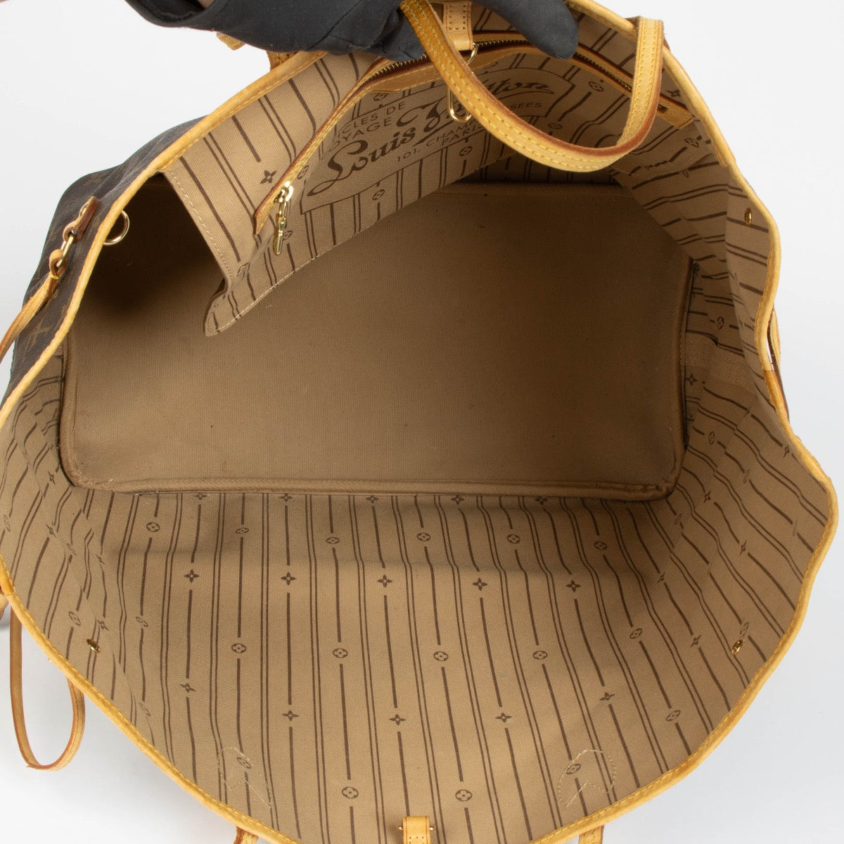 Authentic pre-loved Louis Vuitton Monogram Neverfull GM Shoulder Bag on Labellov.com
