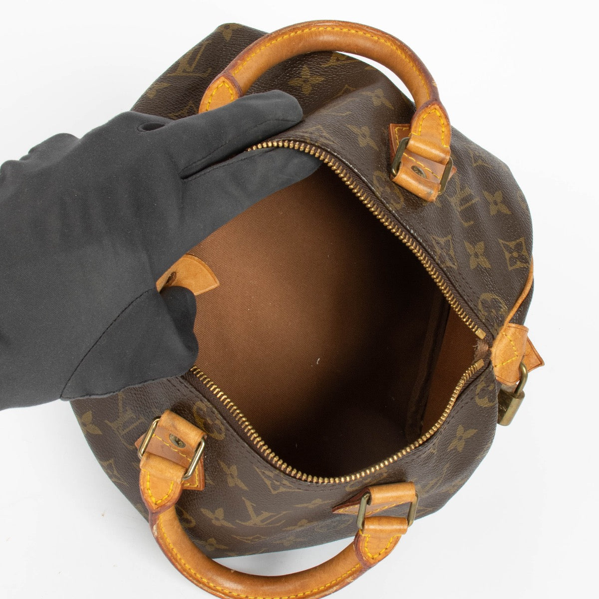 Authentic pre-loved Louis Vuitton Monogram Speedy 25 on Labellov.com