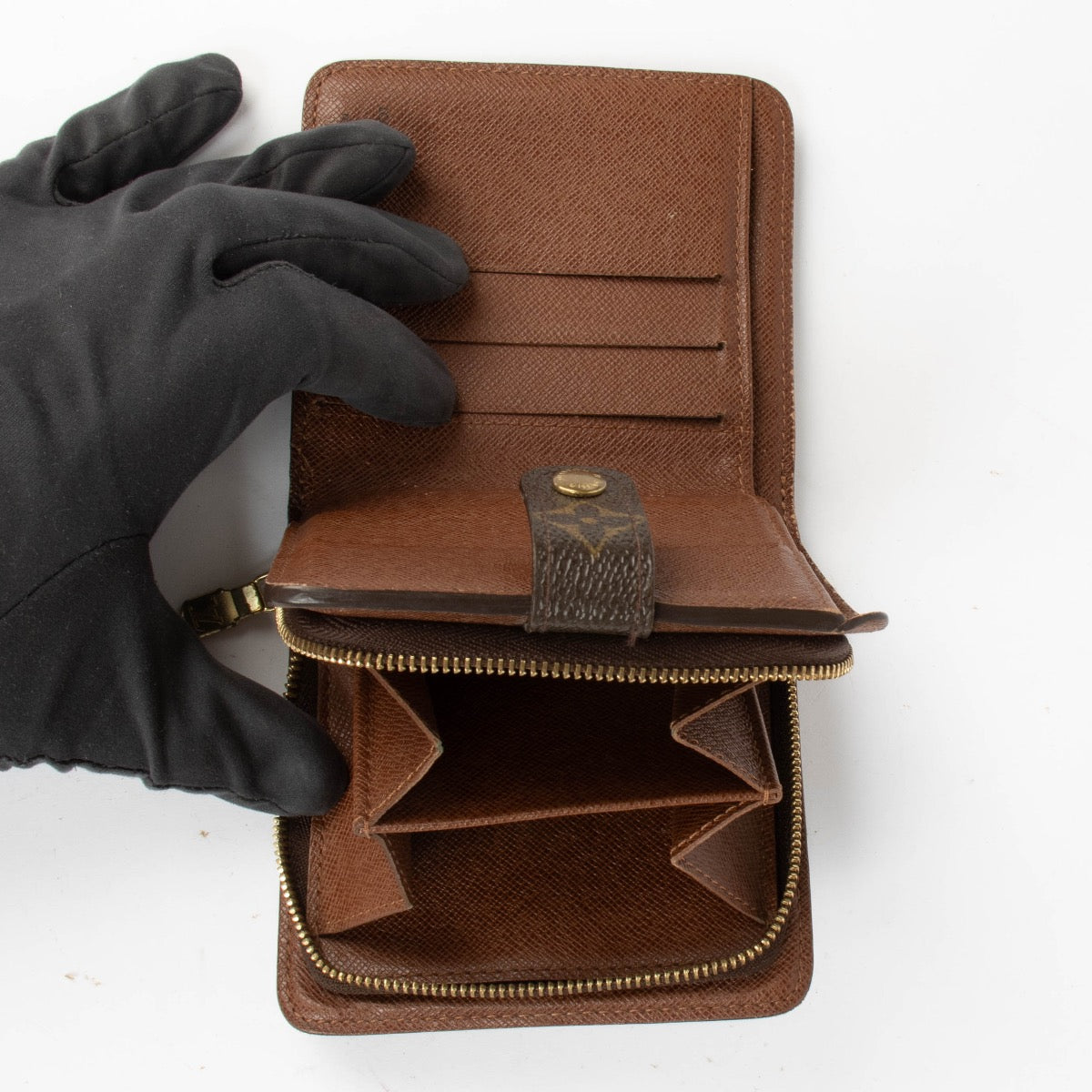 Authentic pre-loved Louis Vuitton Monogram Compact Wallet on Labellov.com