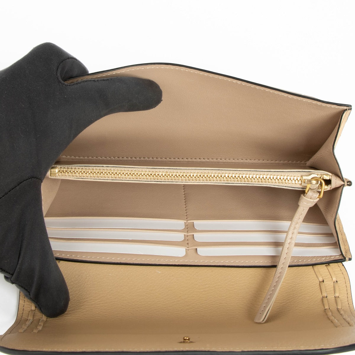 Authentic pre-loved Chloé Beige Hudson Long Wallet on Labellov.com