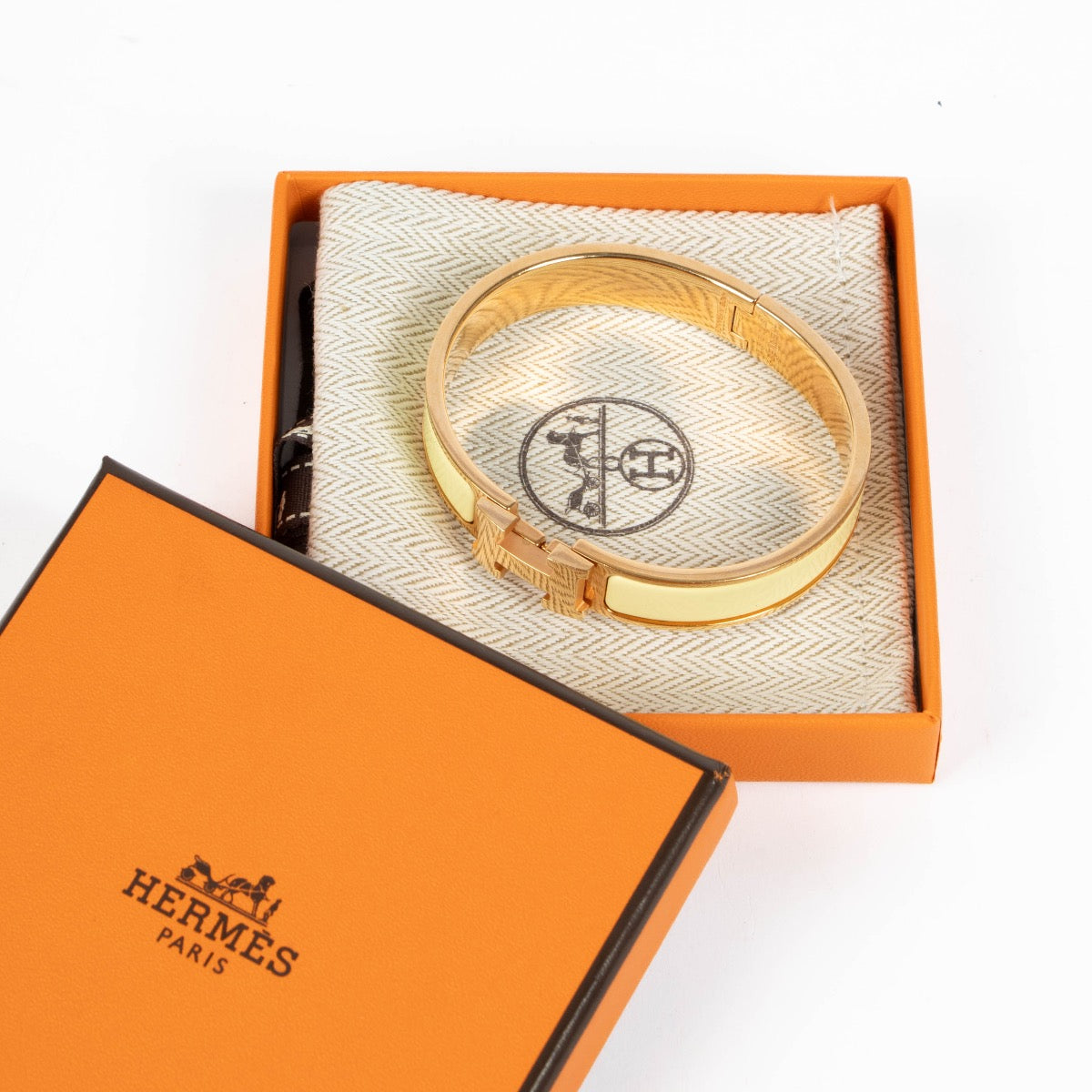Authentic pre-loved Hermès Yellow Clic H Bracelet - Size GM on Labellov.com